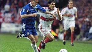 1998 stand der VfB Stuttgart im Finale des Europapokals der Pokalsieger. Krassimir Balakov (rechts) und Co. verloren mit 0:1 gegen den FC Chelsea. Foto: Pressefoto Baumann