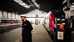 Ein SNCF-Mitarbeiter steht am Bahnhof Saint-Lazare in  Paris auf einem menschenleeren Bahnsteig. Foto: AFP