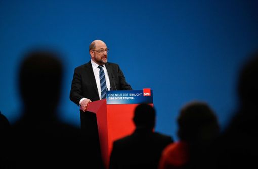 SPD-Chef MArtin Schulz trägt dick auf, doch die Resonanz bleibt mau  – widerwillig folgt ihm die Partei in Richtung große Koalition. Foto: AFP