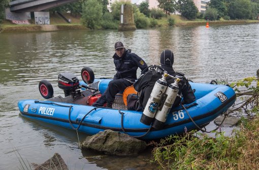 Taucher der Polizei suchen im Neckar in Bad Cannstatt nach weiteren Beweisstücken zum Raub an zwei Wasenbesuchern. Foto: 7aktuell.de/Herlinger