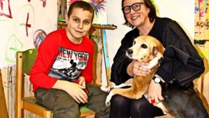 Kunsttherapeutin Claudia Dreizler, Therapiehund Dolly und Tyler Foto: Holowiecki