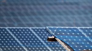 Die Stadt nimm in diesem Jahr sechs neuen Solaranlagen auf Dächern in Betrieb. Weitere sollen folgen. Foto: dpa/Jan Woitas