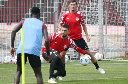 VfB-Torhüter Fabian Bredlow (Mi.) trägt künftig die Rückennummer 1. Foto: Pressefoto Baumann/Alexander Keppler