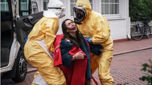 Eine verzweifelte Infizierte  (Emily Kusche) wird  abtransportiert. Foto: ZDF/Stefan Erhard