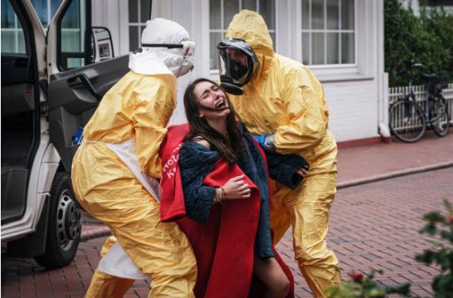 Eine verzweifelte Infizierte  (Emily Kusche) wird  abtransportiert. Foto: ZDF/Stefan Erhard