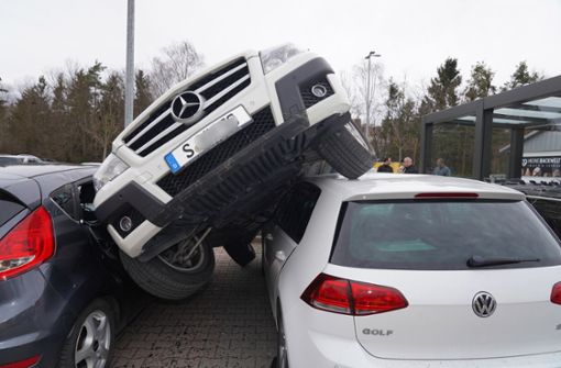 Der Fahrer hatte bei dem Unfall in Leonberg laut Polizei das Gaspedal mit der Bremse verwechselt. Foto: Fotoagentur-Stuttgart/Andreas Rosar