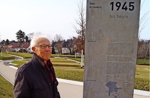 Fritz Böhm neben der Informationsstele, einem Teil der Gedenkstätte „Erinnerungskörper“ im Höhenpark. Ihm und seinen Mitstreitern ist die Stele zu verdanken. Foto: Fritzsche