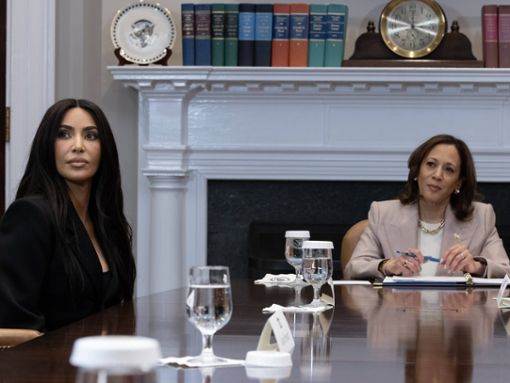 Kim Kardashian (l.) sitzt mit US-Vizepräsidentin Kamala Harris am runden Tisch im Weißen Haus. Foto: Michael Reynolds/CNP/NEWSCOM/SIPA/action press