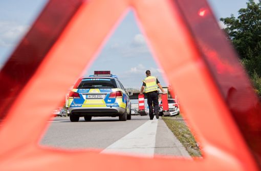 Zwei Insassen verletzten sich bei einem Unfall am Kreuz Stuttgart schwer. (Symbolbild) Foto: picture alliance/dpa/Julian Stratenschulte