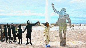 Diese Kunst-Installation in Port Elizabeth bezieht sich auf die ersten freien Wahlen in Südafrika. Am Ende steht Mandela mit gereckter Faust. Foto: schreiber
