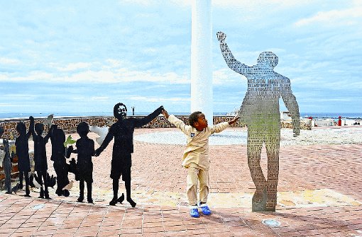 Diese Kunst-Installation in Port Elizabeth bezieht sich auf die ersten freien Wahlen in Südafrika. Am Ende steht Mandela mit gereckter Faust. Foto: schreiber