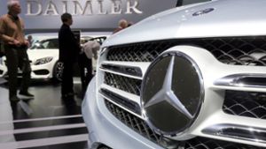 Daimler-Aktionäre besichtigen die Autos ihres Unternehmens, das von der Justiz verdächtigt wird, bei Dieselabgasen manipuliert zu haben. Foto: dpa