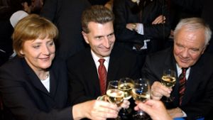 So gelöst kann die Stimmung bei der Stallwächterparty sein: Ein Foto von 2005 mit Angela Merkel, Günther Oettinger (beide CDU) und Manfred Stolpe (SPD). Foto: dpa