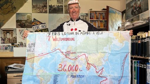 Auf mannsgroßen Karten dokumentiert  Basile seine Fahrten Foto: Martin Tschepe