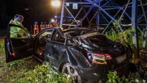 Der 23-jährige Fahrer eines Audi ist bei dem Unfall schwer verletzt worden. Foto: SDMG