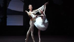 Traumpaar am „Schwanensee“: Alexander Mc Gowan und Ami Morita begeistern bei ihren Debüts. Foto: Stuttgarter Ballett