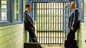 Die FBI-Agenten Holden Ford (Jonathan Groff, li.) und Bill Tench (Holt McCallany) warten im Gefängnis auf ein Interview. Foto: Merrick Morton/Netflix