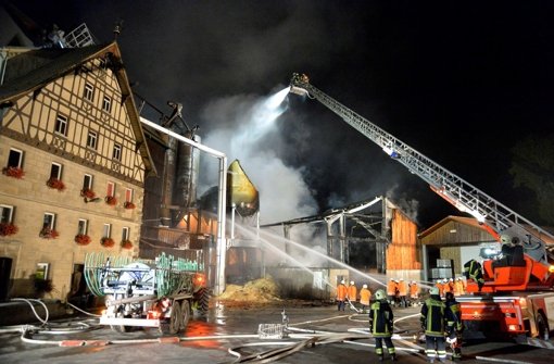Einsatzkräfte der Feuerwehr löschen am 23.08.2015 in Kirchberg an der Jagst einen brennenden Mühlenbetrieb. Foto: dpa