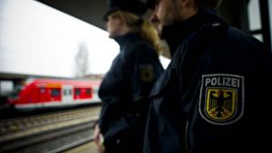 Am Bahngleis wie auf dem Flughafen im Einsatz: Beamte der Bundespolizei auf Patrouille. Foto: Lichtgut/Max Kovalenko