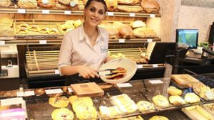 Die Mehrkosten in der Steinenbronner Bäckerei Treiber –  hier die Mitarbeiterin Leyla Eskandari in einer der zwei Sillenbucher Filialen  –  gehen in die Millionen. Foto: Caroline Holowiecki