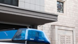 Stuttgart: Ein Polizeiauto steht vor einer Synagoge. Juden fühlen sich durch zunehmenden Antisemitismus auch in Baden-Württemberg massiv bedroht Foto: dpa/Gregor Bauernfeind