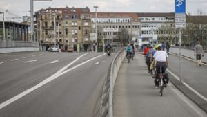 In Stuttgart fordern nun die Grünen im Gemeinderat  mehr Raum für Fußgänger und Radfahrer. Foto:  