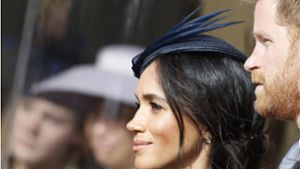 In einem dunkelblauen Kleid mit passendem Mantel und Hut ihres Lieblings-Labels: Herzogin Meghan strahlt auch als Hochzeitsgast. Foto: AP Pool