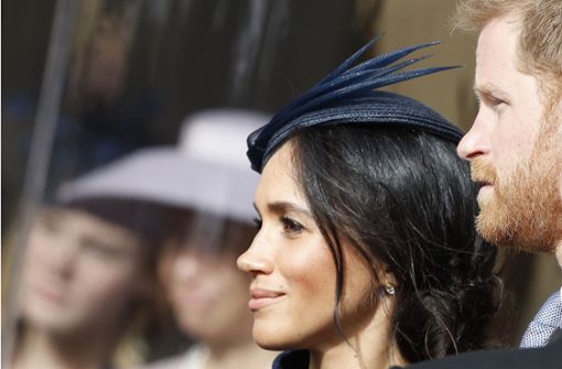 In einem dunkelblauen Kleid mit passendem Mantel und Hut ihres Lieblings-Labels: Herzogin Meghan strahlt auch als Hochzeitsgast. Foto: AP Pool