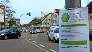 Mit Plakaten lädt die Initiative zu dem Infoabend ein. Foto: Caroline Holowiecki
