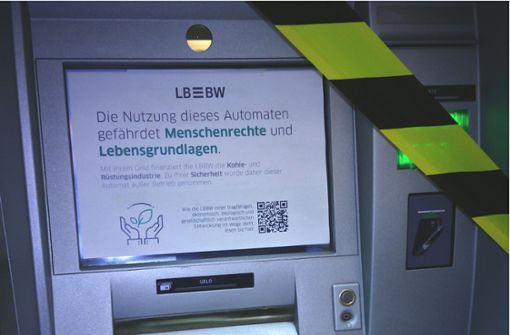 19 Geldautomaten der BW-Bank sind abgeklebt worden. Jetzt gibt es die erste Verurteilung. Foto: Extinction Rebellion Stuttgart