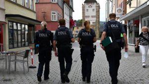 Zu viert kontrollieren die Zollbeamten unangemeldet in der Esslinger Innenstadt. Foto: Julia Thermann