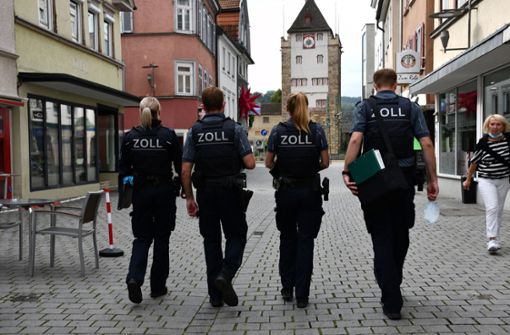 Zu viert kontrollieren die Zollbeamten unangemeldet in der Esslinger Innenstadt. Foto: Julia Thermann