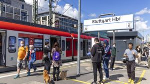 Wer bislang in der S1 am Stuttgarter Hauptbahnhof (oben) sitzen blieb, um über die Panaramastrecke nach Stuttgart-Vaihingen zu gelangen, muss jetzt umsteigen (Archivbild). Foto: imago images/Arnulf Hettrich