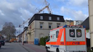 In Bretten im Kreis Karlsruhe ist ein Baukran auf zwei Hausdächer gestürzt. Foto: 7aktuell.de/Im