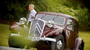 Der Kfz-Meister Rudi Beck mit dem Citroën 11 CV eines Kunden Foto: Gottfried Stoppel