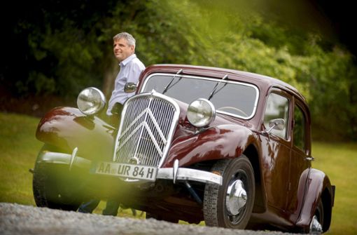 Der Kfz-Meister Rudi Beck mit dem Citroën 11 CV eines Kunden Foto: Gottfried Stoppel