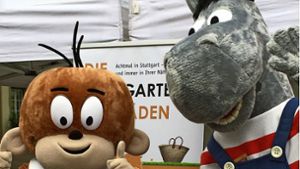 Zugpferdle: die stadtbekannten Äffle und  Pferdle  am Weltladen-Stand beim Schillerplatz. Foto: Saskia Rudnau