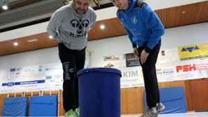 Torwarttrainer Ahmet Cizmecioglu (li.) und Spieler Fabian Baldreich. Foto: Eva Herschmann
