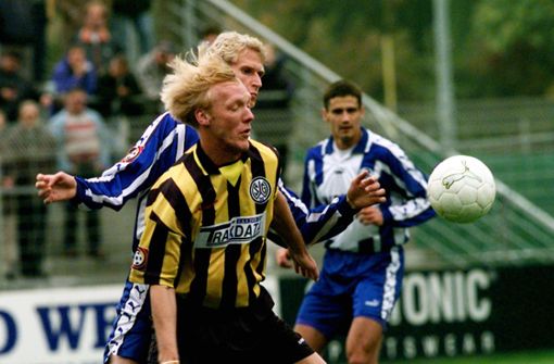 Eine Szene aus vergangenen Zeiten: Achim Pfuderer von den Stuttgarter Kickers kämpft gegen  Marcus Feinbier von der SG Wattenscheid  um den Ball. Foto: Rudel