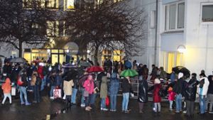 Morgens um sieben in Karlsruhe: Hunderte Flüchtlinge warten vor dem Bundesamt für Migration darauf, ihren Asylantrag stellen zu dürfen. Viele werden unverrichteter Dinge abgewiesen. Foto: Siri Warrlich