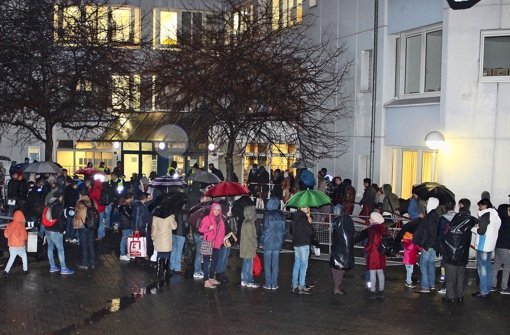 Morgens um sieben in Karlsruhe: Hunderte Flüchtlinge warten vor dem Bundesamt für Migration darauf, ihren Asylantrag stellen zu dürfen. Viele werden unverrichteter Dinge abgewiesen. Foto: Siri Warrlich