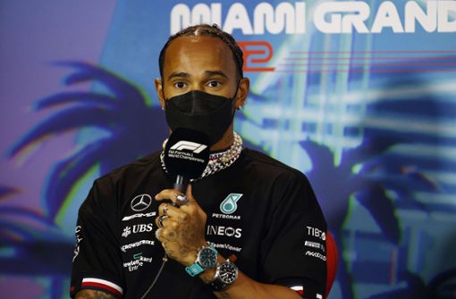 Lewis Hamilton hat das Schmuckverbot in der Formel 1 kritisiert. Foto: AFP/Jared C. Tilton