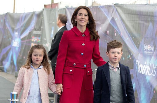 Sahen sich die Generalproben für den Eurovision Song Contest an: Dänemarks Kronprinzessin Mary und ihre Kinder Christian und Isabella. Foto: dpa