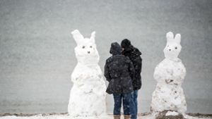 Ostern im Schnee: „Osterhasen-Schneemänner“ auf der Ostseeinsel Fehmarn Foto: dpa
