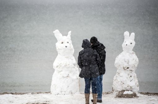 Ostern im Schnee: „Osterhasen-Schneemänner“ auf der Ostseeinsel Fehmarn Foto: dpa