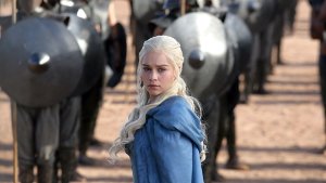 Die Khaleesi der Dothraki und ihre Armee der „Unberührbaren“: Daenerys Targaryen, die Mutter der Drachen  (gespielt von Emilia Clarke), in einer Szene der Dritten Staffel der TV-Kultserie „Game of Thrones“ Foto: RTL II/HBO Enterprises/