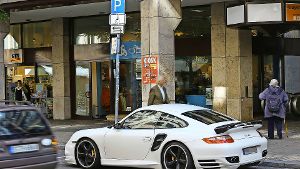 Der Porschefahrer steht unberechtigterweise auf dem Behindertenparkplatz. Foto: Achim Zweygarth