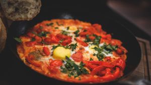 Ein Gericht mit Tomatensoße zum Frühstück: Shakshuka ist eines der typischen Gerichte der Levante-Küche. Foto: dpa-tmn/Daniel Dominik