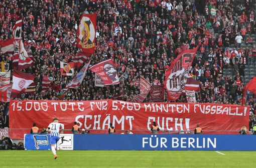 Die Bayern-Fans in Berlin demonstrieren gegen die WM in Katar. Foto: IMAGO/Matthias Koch/IMAGO/Sebastian Räppold/Matthias Koch