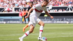 Torjäger Sasa Kalajdzic vom VfB Stuttgart erhält Zuspruch von seinem Trainer Pellegrino Matarazzo. (Archivbild) Foto: Pressefoto Baumann/Julia Rahn